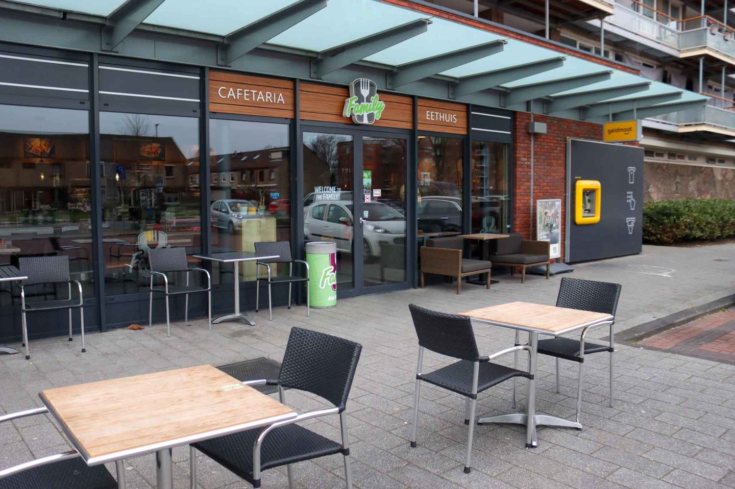 buiten lunchen bij family op het terras